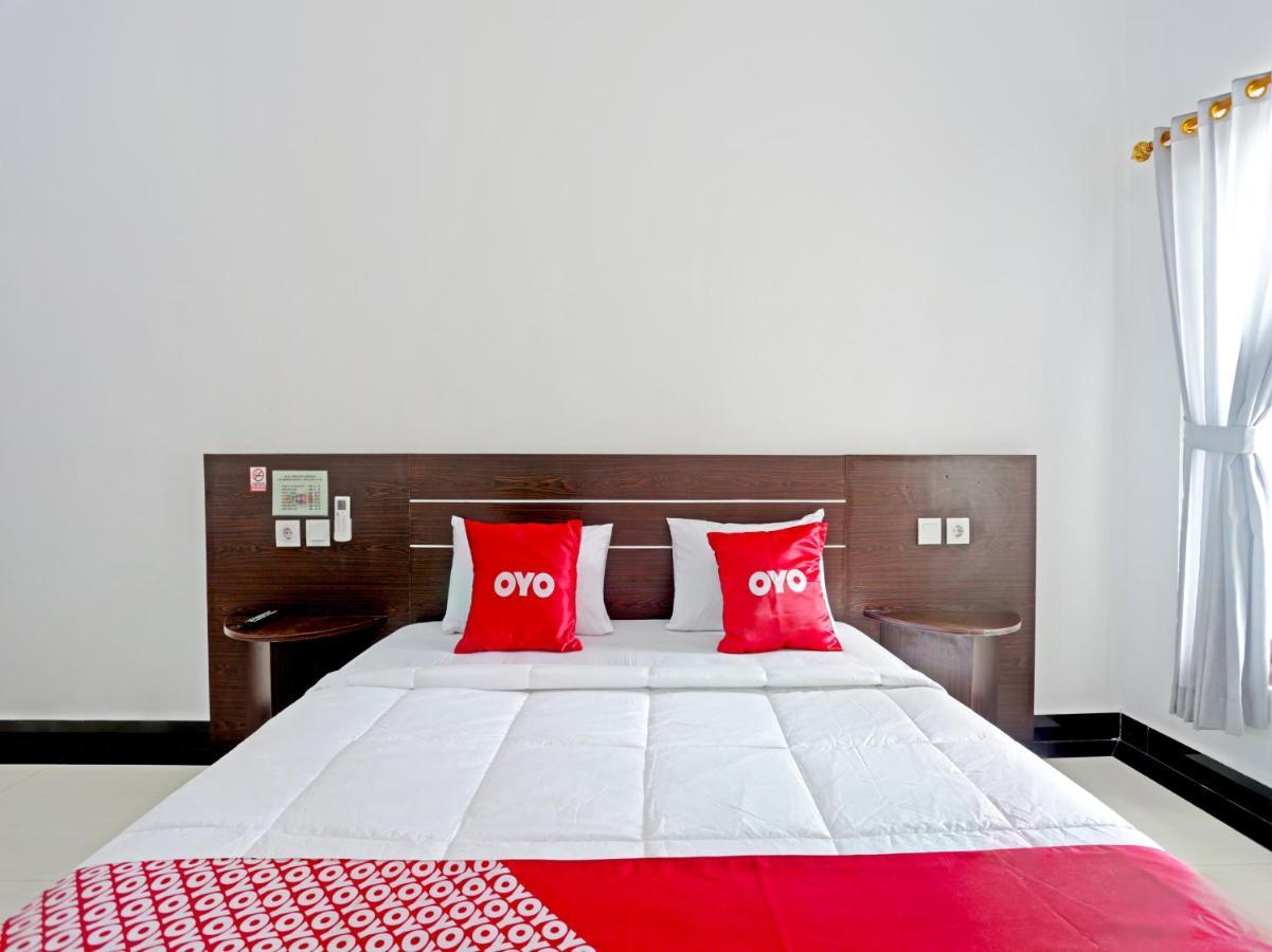 Oyo 90859 Cahaya Guest House Pesanggaran Exterior foto